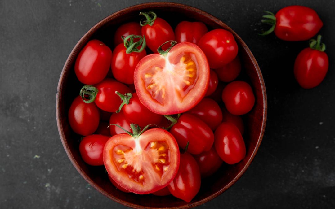 Mangiare pomodori, proprietà benefiche e controindicazioni